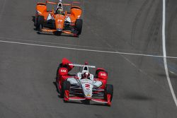Juan Pablo Montoya, Team Penske Chevrolet con daño y Simona de Silvestro, Andretti Autosport Honda