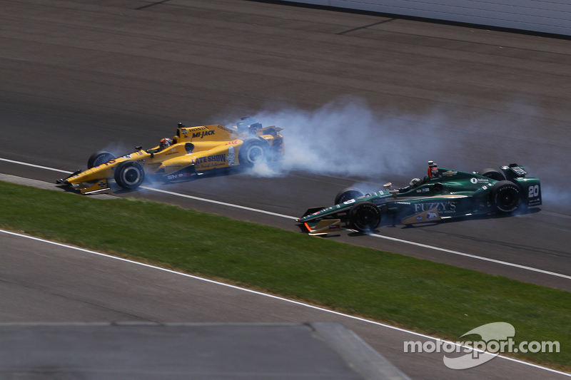 Oriol Servia, Rahal Letterman Lanigan Racing Honda y Ed Carpenter, CFH Racing Chevrolet, chocan