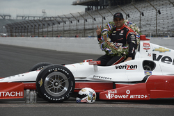 El ganador de la carrera, Juan Pablo Montoya, Team Penske Chevrolet, en la sesión de fotos del ganad