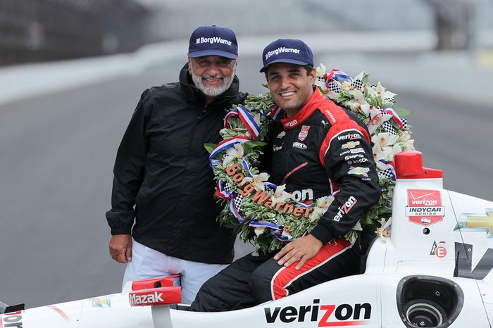 El ganador de la carrera, Juan Pablo Montoya, Team Penske Chevrolet, en la sesión de fotos del ganador