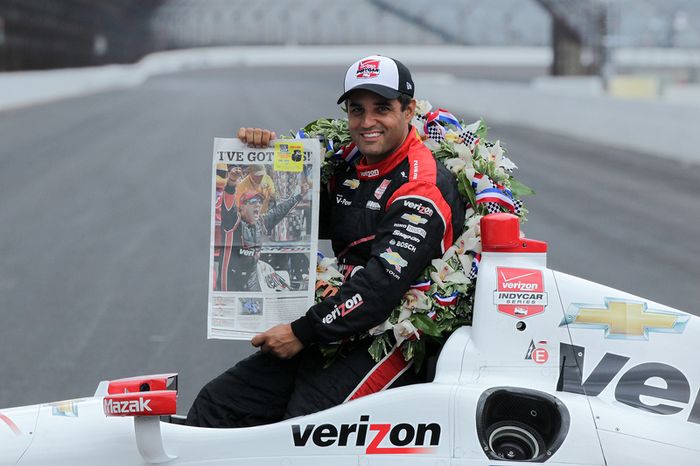 El ganador de la carrera, Juan Pablo Montoya, Team Penske Chevrolet, en la sesión de fotos del ganador