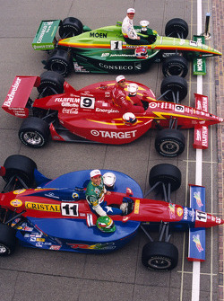 La primera línea Greg Ray, Team Menard, Juan Pablo Montoya, Chip Ganassi Racing, y Eliseo Salazar, A.J. Foyt Enterprises