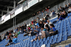 Les spectateurs dans la tribune principale