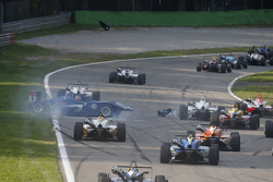 Tatiana Calderon, Carlin Dallara Volkswagen dando vueltas y Alessio Lorandi, Van Amersfoort Racing D