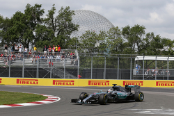 Льюис Хэмилтон разворачивает свой Mercedes AMG F1 W06 в ходе первой тренировки
