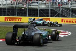 Lewis Hamilton, Mercedes AMG F1 W06 roda na primeira sessão e é ultrapassado por Nico Rosberg, Mercedes AMG F1 W06