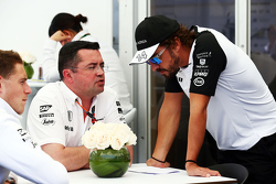 Гоночный директор McLaren Эрик Булье и гонщик McLaren Фернандо Алонсо