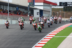 Tom Sykes, Kawasaki Racing Team, en tête au départ de la première course