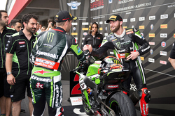 Tom Sykes félicite Jonathan Rea, Kawasaki Racing Team