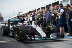 Il vincitore Lewis Hamilton, Mercedes AMG F1 W06 entra nel parco chiuso