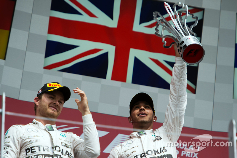 Podium: Race winner Lewis Hamilton, Mercedes AMG F1 and second place Nico Rosberg, Mercedes AMG F1