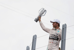 Podio: ganador de la carrera Lewis Hamilton, de Mercedes AMG F1