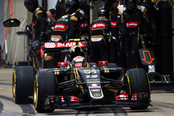 Pastor Maldonado, Lotus F1 E23, s'arrête au stand