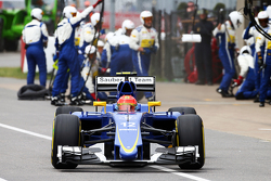 Felipe Nasr, Sauber C34, s'arrête au stand