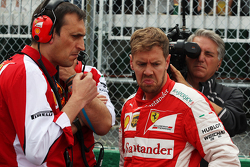 Sebastian Vettel, Ferrari, en la parrilla