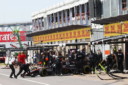 Фернандо Алонсо, McLaren MP4-30 заезжает в боксы и сходит с гонки