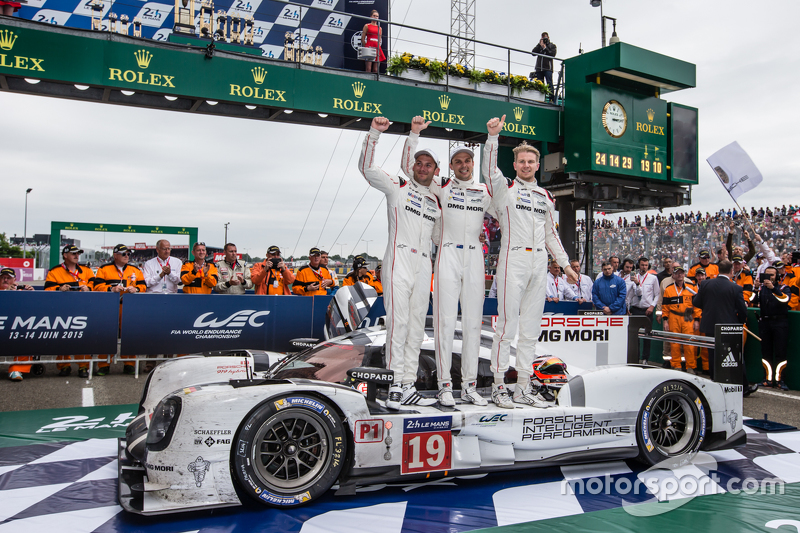 Parc Fermé: 1. #19 Porsche Team, Porsche 919 Hybrid: Nico Hülkenberg, Nick Tandy und Earl Bamber feiern