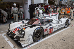 Polvere e schizzi sulla #19 Porsche Team Porsche 919 Hybrid: Nico Hulkenberg, Nick Tandy, Earl Bamb