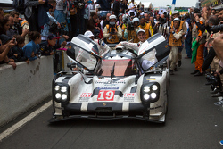 Ganador de Le Mans 2015 #19 Porsche Team Porsche 919 Hybrid: Nico Hulkenberg, Nick Tandy, Earl Bambe