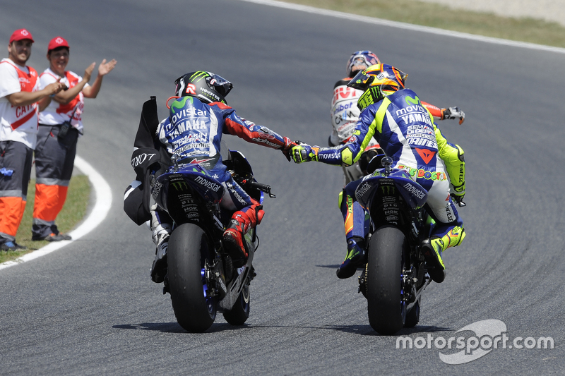 El ganador, Jorge Lorenzo y segundo lugar, Valentino Rossi, Yamaha Factory Racing