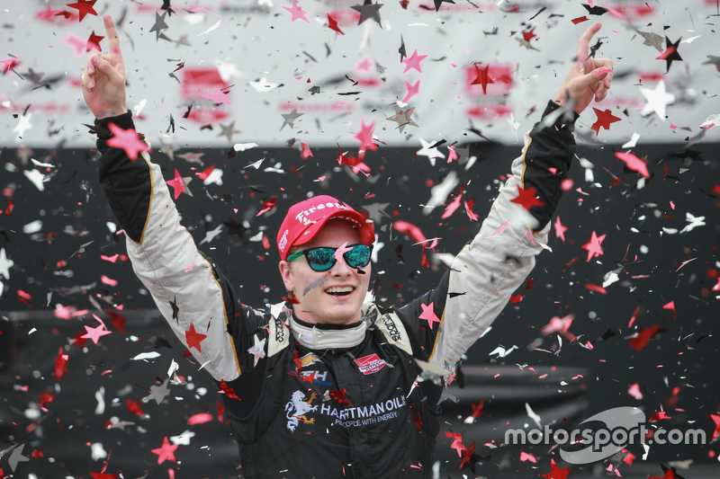 Race winner Josef Newgarden, CFH Racing Chevrolet
