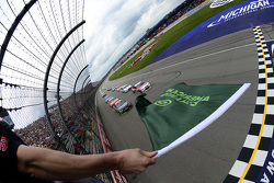 Старт: лидирует Кевин Харвик, Stewart-Haas Racing Chevrolet