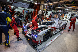Pit stop per #9 Audi Sport Team Joest Audi R18 e-tron quattro: René Rast, Filipe Albuquerque, Marco