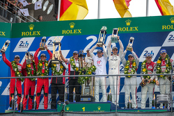 LMP1 подіум: переможці в классі та загальному заліку Porsche Team: Ніко Хюлкенберг, Нік Тенді, Ерл