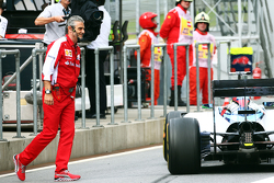 Felipe Massa, Williams FW37 evita golpear a Maurizio Arrivabene, Ferrari, en los pits en la práctica