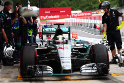 Lewis Hamilton, Mercedes AMG F1 W06 en los pits