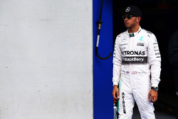 Pole sitter Lewis Hamilton, Mercedes AMG F1 no parc ferme