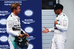 El segundo clasificado, Nico Rosberg, de Mercedes AMG F1 con su compañero de equipo Lewis Hamilton,