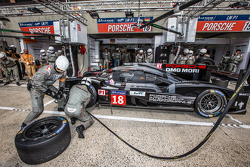 Pit stop per #18 Porsche Team Porsche 919 Hybrid: Romain Dumas, Neel Jani, Marc Lieb