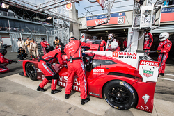 Arrêt aux stands pour la #23 Nissan Motorsports Nissan GT-R LM NISMO : Olivier Pla, Jann Mardenborough, Max Chilton