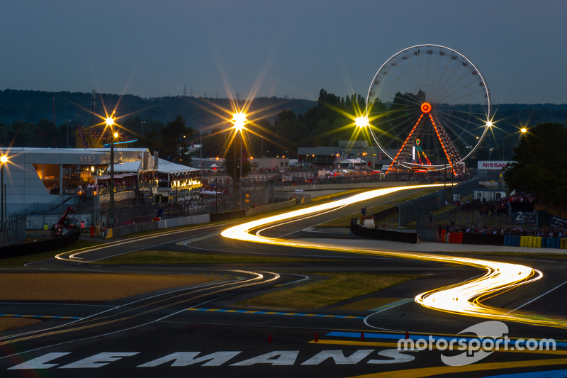 Lichter bei Nacht in Le Mans