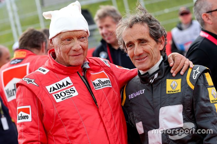 Niki Lauda, Mercedes y Alain Prost en el desfile de pilotos