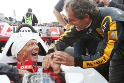 Niki Lauda in de McLaren MP4/2 met Alain Prost op de Legends Parade