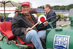 Niki Lauda, Mercedes Presidente no ejecutivo en un tractor