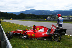 El dañado Ferrari SF15-T de Kimi Raikkonen, de Ferrari