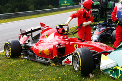 El dañado Ferrari SF15-T Retirado de la carrera de Kimi Raikkonen, de Ferrari
