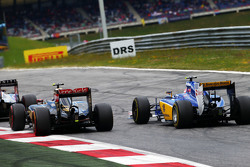 Pastor Maldonado, Lotus F1 E23 et Felipe Nasr, Sauber C34 en lutte pour une position