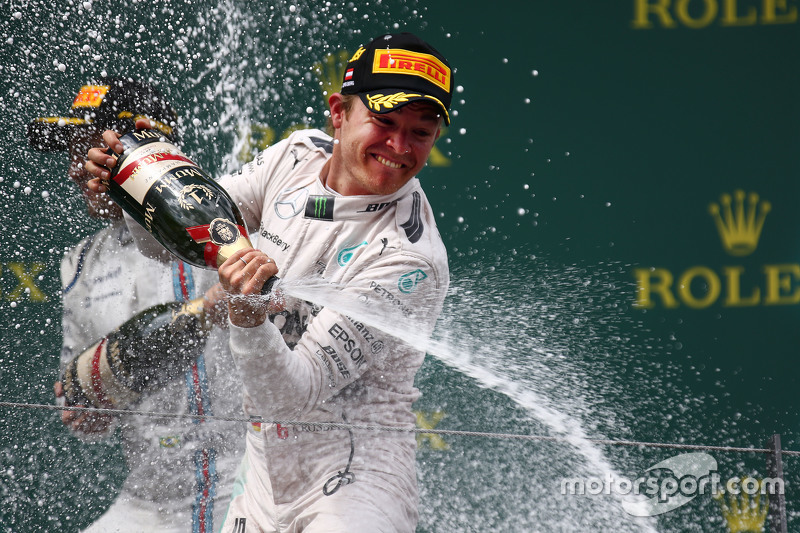 Racewinnaar Nico Rosberg, Mercedes AMG F1  viert feest op het podium