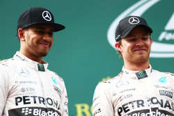 Podium : le deuxième, Lewis Hamilton, Mercedes AMG F1 avec le vainqueur, Nico Rosberg, Mercedes AMG F1