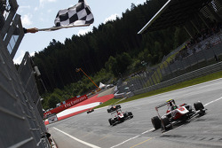 Marvin Kirchhofer, ART Grand Prix et Esteban Ocon, ART Grand Prix passent la ligne à l'arrivée