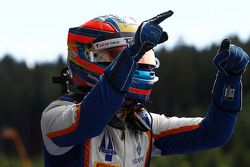 Ganador de la Carrera Oscar Tunjo, Trident celebra su victoria en el Parc Ferme