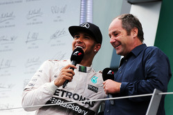 Второе место - Льюис Хэмилтон, Mercedes AMG F1 на подиуме с Герхардом Бергером