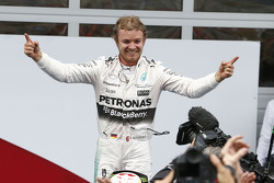 El ganador, Nico Rosberg, Mercedes AMG F1 Team