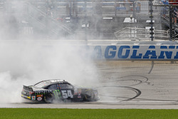 El ganador de la carrera Erik Jones, Joe Gibbs Racing Toyota