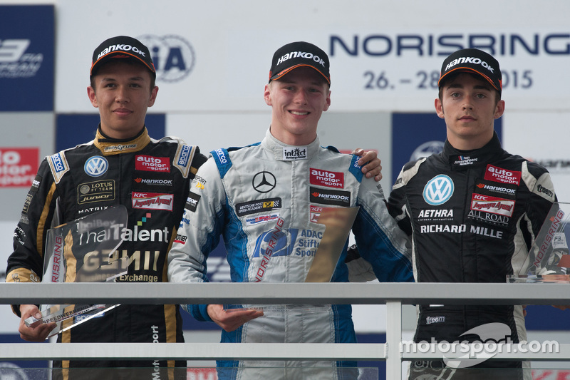 Podium : le deuxième, Alexander Albon, Signature, le vainqueur Maximilian Gunther, Mücke Motorsport et le troisième Charles Leclerc, Van Amersfoort Racing