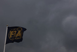 Dark clouds та the FIA прапор.